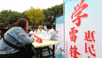 沙坪坝军地携手开展“学雷锋”惠民服务活动