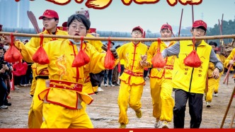 正月十五，莆田木兰陂北向陂埕，屿上社区热闹非凡，众人抬轿冲刺抢福桔