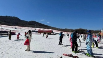 长白山下冰雪热，20万小城迎38万游客