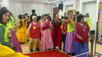 围观群众：他们为啥对着木棒又笑又喊？