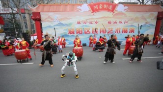 山东青岛：机器人舞蹈硬控元宵节民俗演出现场