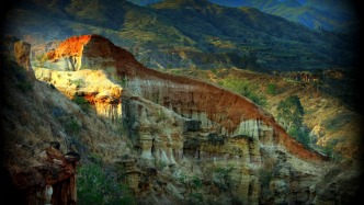 我的爱就像一片云，飘落在元谋土林的苍茫里