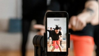 宅家不無聊：中東土豪，愛上團播