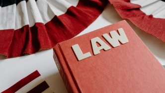 电影半路“烂尾”，跑路的出品方要赔钱吗？