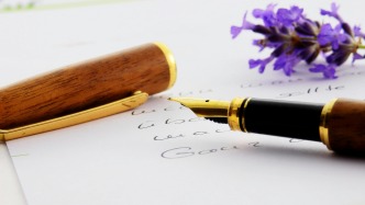 是否享有影片版权对保底合同性质的认定能产生何种影响？