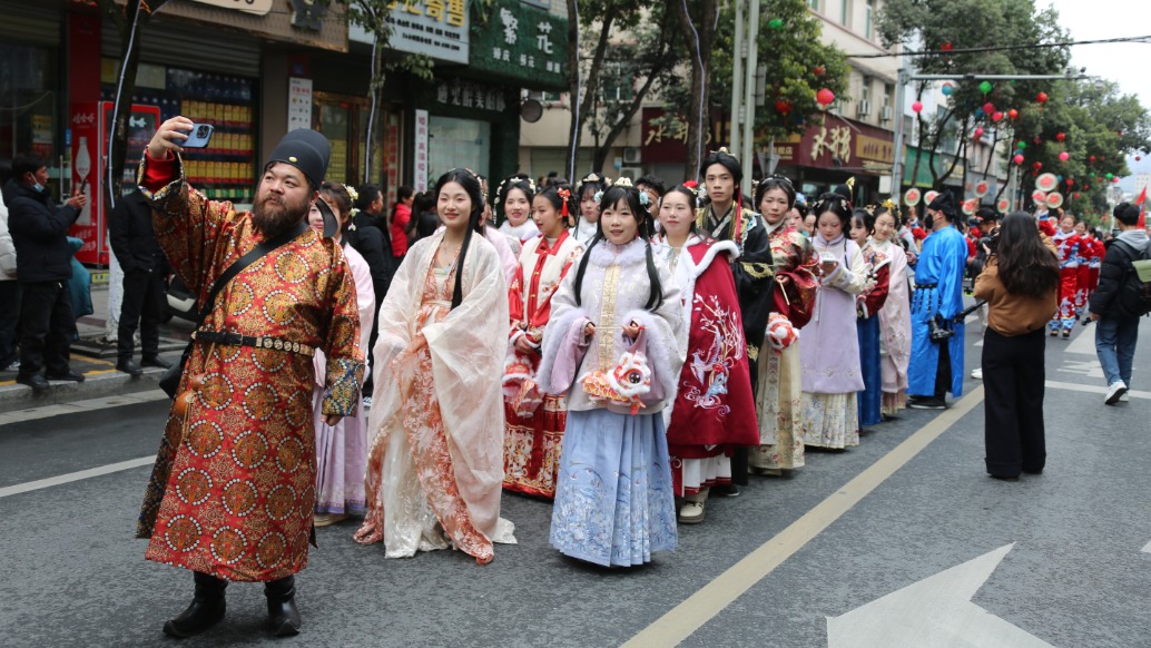 陕西平利：新年社火巡游带来浓郁年味