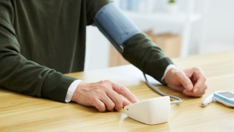 2026年开年“健康上位”：血压计、呼吸机成“新年货”，草本茶、益生菌进送礼清单