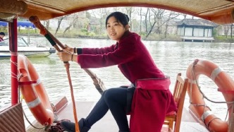 江苏扬州：瘦西湖船娘班以桨为笔，划出文旅融合浪潮美丽航迹