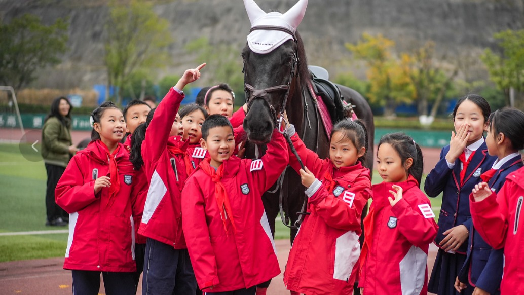重庆最牛的开学仪式：千里马进校园成迎新使者，与学生亲密互动