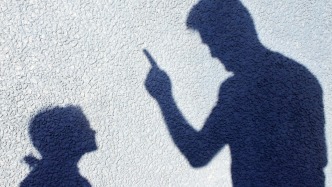 中國年輕人，沉迷在網(wǎng)上找爸媽