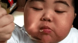 “在我門診，每年都有一張椅子被坐塌，還是實(shí)木的！”