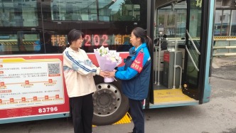 小棉袄送花 温情又温馨