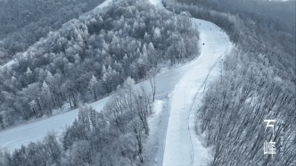 万峰披春雪，一眼坠入水墨仙境