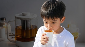 纸杯能泡热茶吗？一组对照实验告诉你。共创机构：@倍特生命科学教育