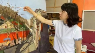 孙莉莉：一扇红门半部人间史，门扉半掩处，是寻常人的故事与光阴