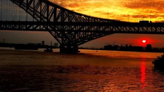 国际油价暴涨暴跌，今年美联储还有降息的可能性吗？