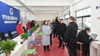 校长夏新颜带队检查春季开学准备工作