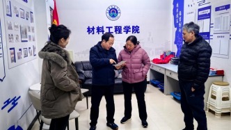 校领导深入“一站式”学生社区检查指导春季学期学生返校工作