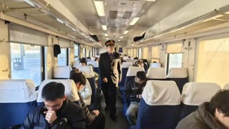 列车到站，95岁高龄老人连声称赞