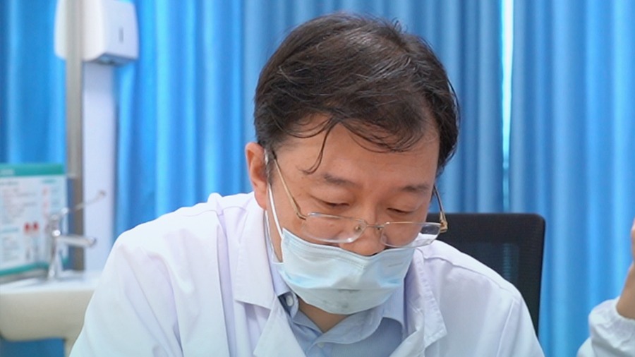6根脚趾长得蛮匀称的嘞，妈妈：我们还是想给他手术