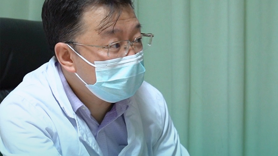 并指手术后灵活的小胖手,妈妈:每天都坚持绑支具压指蹼