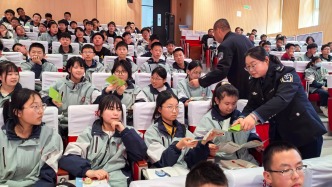 以法为盾护新芽 以法为灯照前程——庆阳市西峰区司法局“开学法治第一课”活动纪实