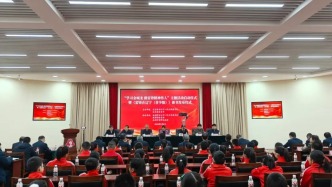 “學(xué)習(xí)金城龍 做雷鋒精神傳人”主題活動(dòng)啟動(dòng)儀式暨《雷鋒在遼寧（青少版）》新書發(fā)布儀式在撫順雷鋒紀(jì)念館