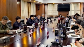 市统计局传达学习全国两会精神