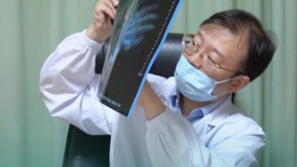 别人让用头发系掉多指，外婆还是希望孩子能做手术