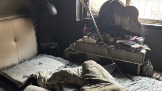 睡前忘了這件事，女子被驚醒后站窗臺上求救！