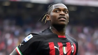 一劍封喉卻先戳自己人！米蘭頭牌怒推主帥，8分差距引爆內(nèi)訌危機(jī)