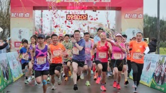 香甜相伴！1500名跑友在天府酒村歡樂開跑