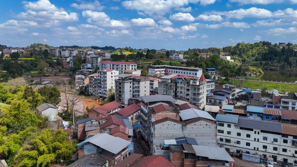 重庆潼南宝龙镇,场镇大小如同一个村庄,最好的建筑是镇里的学校
