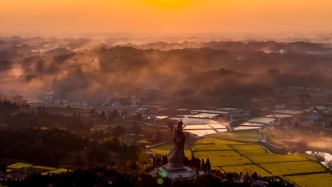 潼南崇龕的傍晚，陳摶塑像沐著余暉，村落暈染出朦朧，如詩(shī)如畫