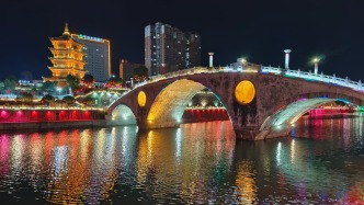 平利的夜，從月湖兩岸的霓虹燈亮之時起