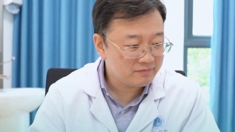 2根小骨头几乎融合成1根，医生：给他分5根手指