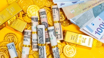 現(xiàn)貨黃金月內(nèi)跌近600美元，金飾價格跌回1492元，半個月跌近160元