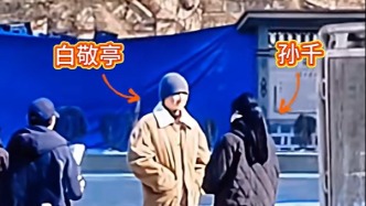 白敬亭、孫千在吉林市拍戲，軍大衣造型盡顯年代氣質(zhì)！圍觀大姨：這倆孩兒長得真板正