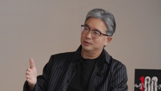  低頭拉扯or抬頭看路