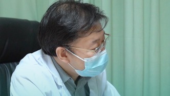 团团手困住宝宝成长路，医生剪开“小手套”分出5指
