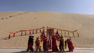 敦煌鳴沙山月牙泉上演千年敦煌春日民俗盛宴