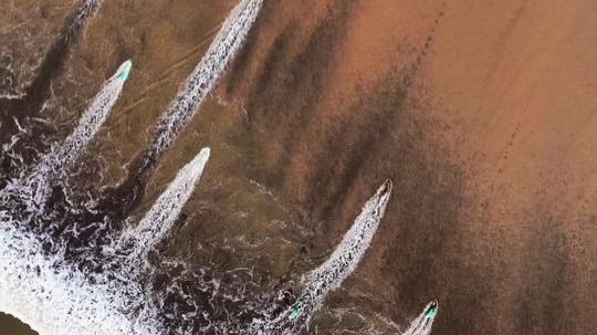 錢(qián)塘江上，潮生潮落，姑蘇臺(tái)畔，花謝花開(kāi)