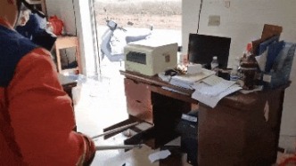 办公室惊现“不速之客”!消防员抽屉中找出