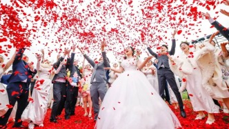 百對(duì)新人舉行集體婚禮，世博文化公園雙子山下共許“山盟海誓”