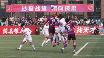 陽(yáng)光打在嘉陵足球場(chǎng)上