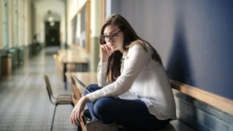 青少年心理咨询：青春期的孩子网瘾厌学，父母该如何应对？