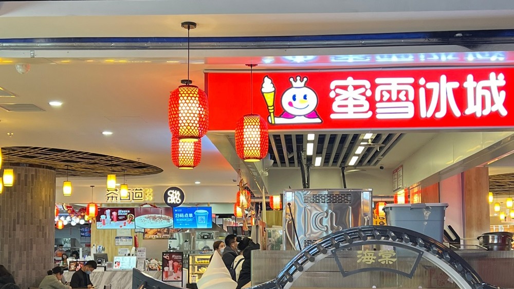 蜜雪集团去年赚了58.8亿元，全球门店规模6万家，覆盖海内外13国