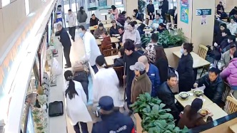 蘭大一院感染科醫(yī)師食堂緊急施救:五分鐘轉(zhuǎn)運(yùn)為患者搶下黃金救治時(shí)機(jī)