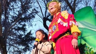  小女孩在长春动植物公园朗诵《少年中国说》，这大好河山，有你们守护！