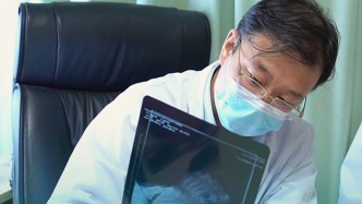 小女孩長(zhǎng)了4個(gè)大腳趾，術(shù)后寶寶第一次穿正常鞋子